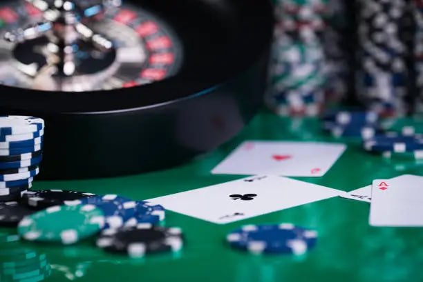 Meja kasino langsung dengan dealer dan layar permainan slot dengan Aviator dan Sweet Bonanza